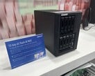 Десять дисков помещаются в пока еще не названную NAS-систему через съемные отсеки для дисков.