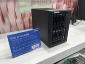 Десять дисков помещаются в пока еще не названную NAS-систему через съемные отсеки для дисков.
