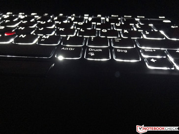 Подсветка клавиатуры немного слепит в темноте с крутых ракурсов