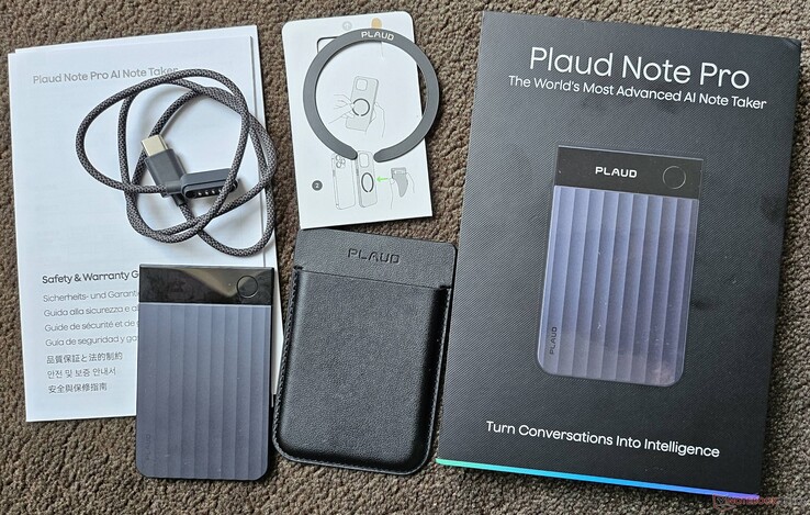 Компактная упаковка включает в себя кабель для зарядки, краткое руководство, магнитный чехол, магнитное кольцо и само устройство.