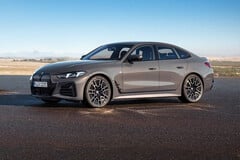 На фотографии представлен автомобиль BMW i4 eDrive40
