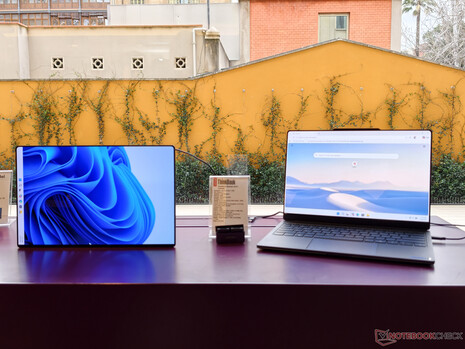 Дополнительный экран концепта ThinkBook Modular AI PC в качестве бокового дисплея