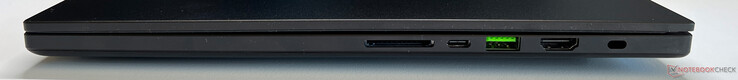 Справа: Устройство для чтения карт памяти SD, USB-C 4.0 (40 Гбит/с, DisplayPort 1.4, Power Delivery 3.0), USB-A 3.2 Gen.2, HDMI 2.1, Кенсингтонский замок безопасности