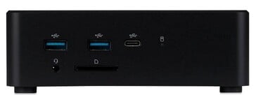 Вид спереди мини-ПК iiyama с портами USB-A, USB-C, аудиоразъёмом и слотом для карт памяти SD