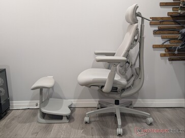 Кресло Omni и подставка для ног StepSync.