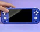 Anbernic RG 55G1 в цвете «Индиго» — один из трёх цветов, в которых он будет доступен.