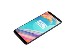 Обзорный образец OnePlus 5T предоставлен компанией OnePlus.