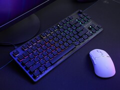 Игровая клавиатура Turtle Beach Vulcan II TKL рядом с мышью на рабочем столе