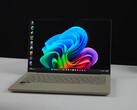 Ноутбук Asus Zenbook A14 с чипом Snapdragon X2 Elite отображает рабочий стол Windows на экране