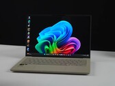 Ноутбук Asus Zenbook A14 с чипом Snapdragon X2 Elite отображает рабочий стол Windows на экране