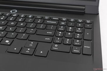 Клавиши Numpad более узкие, чем основные клавиши QWERTY, а клавиши со стрелками более крупные