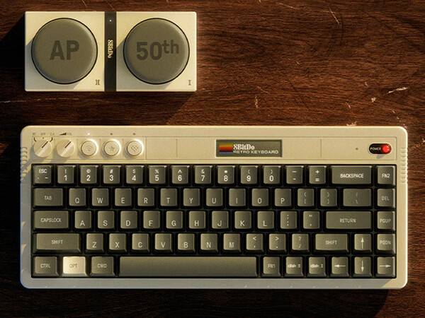 Клавиатура 8BitDo Retro 68 Keyboard AP50th Limited Edition оснащена двумя беспроводными суперкнопками.