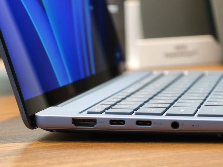 Порт HDMI, два порта USB-C и разъем для наушников расположены на левой стороне Zenbook 14, а порт USB-A - на правой.