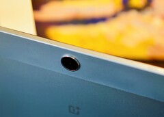 Почему, например, у OnePlus Pad Lite довольно широкая пластиковая полоса на металлическом корпусе? (Источник изображения: Notebookcheck)