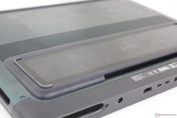 Окошко из стекла Gorilla Glass на нижней стороне демонстрирует часть большой системы охлаждения, не препятствуя вентиляции