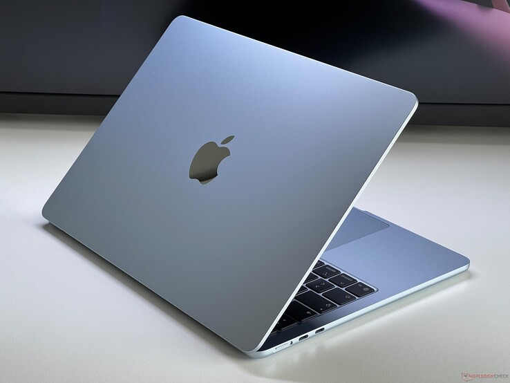 Apple 13-дюймовый MacBook Air сидит на столе с открытой крышкой (Источник изображения: Notebookcheck)