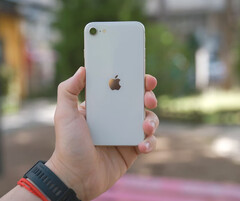 Ожидается, что следующий iPhone SE не будет похож на текущую модель 3-го поколения. (Источник изображения: Onur Binay - Unsplash)