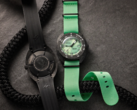 Новые часы Doxa Sub 300 Carbon Seafoam Limited edition (на фото) поставляются с двумя вариантами ремешков. (Источник изображения: Watches of Switzerland)
