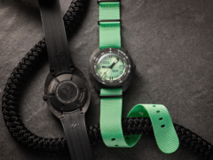 Новые часы Doxa Sub 300 Carbon Seafoam Limited edition (на фото) поставляются с двумя вариантами ремешков. (Источник изображения: Watches of Switzerland)