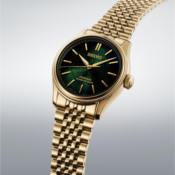 Крупный план часов Seiko Presage Classic x Tradman’s Bonsai с фактурным темно-зелёным циферблатом, стрелками и индексами золотистого цвета, а также браслетом золотистого цвета.