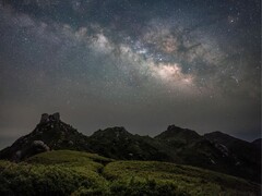 Изображение, показывающее горы и нашу галактику, Млечный Путь. (Источник изображения: Kanenori - Pixabay)