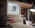 Сборный игровой ПК Maingear Retro95 на рабочем столе (Источник изображения: Maingear PR)