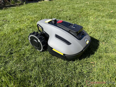 Mammotion Yuka Mini - один из лучших беспроводных роботов-газонокосилок для небольших садов. (Источник изображения: Маркус Швартен / Notebookcheck)