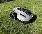 Mammotion Yuka Mini - один из лучших беспроводных роботов-газонокосилок для небольших садов. (Источник изображения: Маркус Швартен / Notebookcheck)