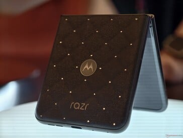 Motorola Razr 70 с задней панелью, украшенной кристаллами Swarovski