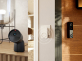 Слева направо (на фото): проводная камера Philips Hue Secure 2K, Hue Smart Chime и проводной видеозвонок Hue Secure. (Источник изображения: Philips - Отредактировано)