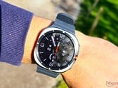 Согласно последним утечкам информации, часы Samsung « Galaxy » Watch Ultra 2 отличаются обновлённым дизайном, в некоторой степени напоминающим стиль часов « Galaxy » Watch 9 Classic, которые, в конечном итоге, так и не поступили в продажу.