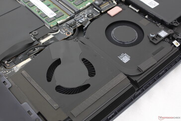 Внутренние вентиляторы больше, чем на Alienware 16 Area-51