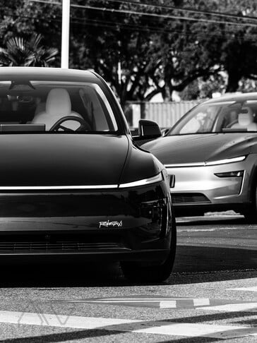 Логотип платформы Tesla Robotaxi на переднем бампере.