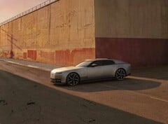 Jaguar Type 01 EV в лучах вечернего солнца перед высокой стеной