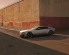 Jaguar Type 01 EV в лучах вечернего солнца перед высокой стеной