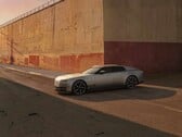 Jaguar Type 01 EV в лучах вечернего солнца перед высокой стеной