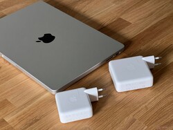 MacBook Pro 14 M3 и фирменные адаптеры питания (70 и 96 Вт)