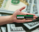 DIY DDR5 RAM скоро может стать реальным способом сэкономить деньги на сборке ПК. На снимке: человек держит в руках планку оперативной памяти. (Источник изображения: SK Hynix и Giorgio Trovato)