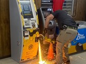 Офицер полиции вскрывает банкомат с биткоинами ручной абразивной пилой (Источник изображения: Jasper County Sheriff's Office через Facebook; обрезано)
