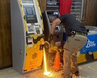 Офицер полиции вскрывает банкомат с биткоинами ручной абразивной пилой (Источник изображения: Jasper County Sheriff's Office через Facebook; обрезано)