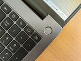 Ноутбук с Windows, стоящий на деревянном столе (Источник изображения: Andrey Matveev - Unsplash)
