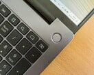 Ноутбук с Windows, стоящий на деревянном столе (Источник изображения: Andrey Matveev - Unsplash)