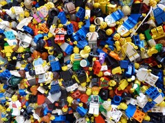 Изображение, показывающее множество LEGO на полу. (Источник изображения: Regenwolke0 - Pixabay)