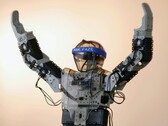 Гуманоидный робот с поднятыми вверх руками (Источник изображения: Adam Lukomski via Unsplash; обрезано)