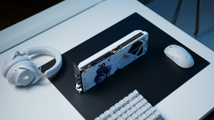 Полностью белая конфигурация, включающая Zotac RTX 5070 AMP Pragmata Limited Edition и периферийные устройства Alienware.