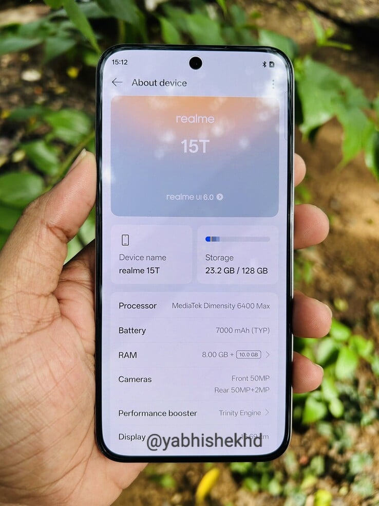 Realme 15T" в природе с открытой страницей "Об устройстве". (Источник: Abhishek Yadav via X)