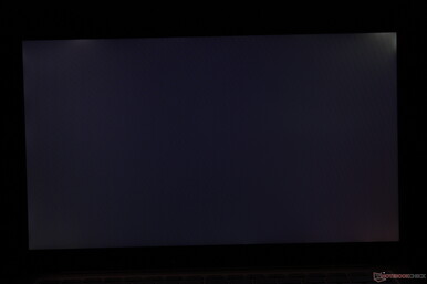 Легкие течки подсветки по углам заметны при воспроизведении видео с черными полями