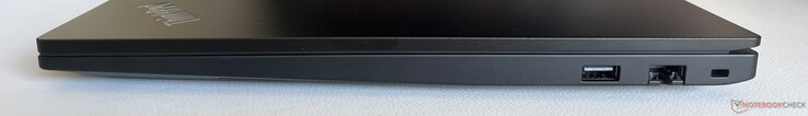 Правая сторона: USB-A 3.2 Gen.2 (10 Гбит/с), Gigabit-Ethernet, слот безопасности Kensington