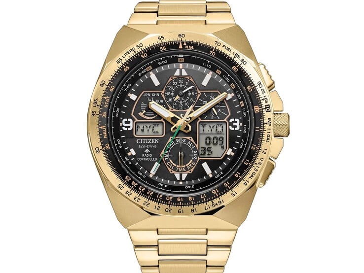 Пилотские часы Citizen Promaster Skyhawk A-T JY8144-50E с корпусом и браслетом из нержавеющей стали светло-золотистого оттенка, чёрным циферблатом, несколькими аналоговыми дополнительными циферблатами, цифровыми дисплеями и безелем с логарифмической линейкой, выполненным в авиационном стиле.