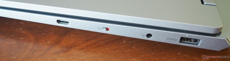 Правая сторона: USB-C 3.2 Gen 2 (включая Power Delivery и DisplayPort), затвор веб-камеры, аудио, USB-A 3.2 Gen 1